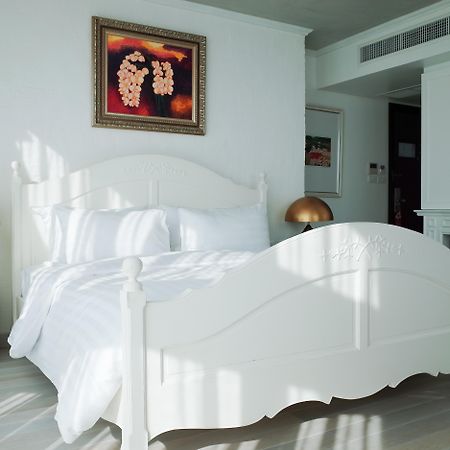 Art Mai Gallery Nimman Hotel شيانغ ماي المظهر الخارجي الصورة A bed with a bed skirt