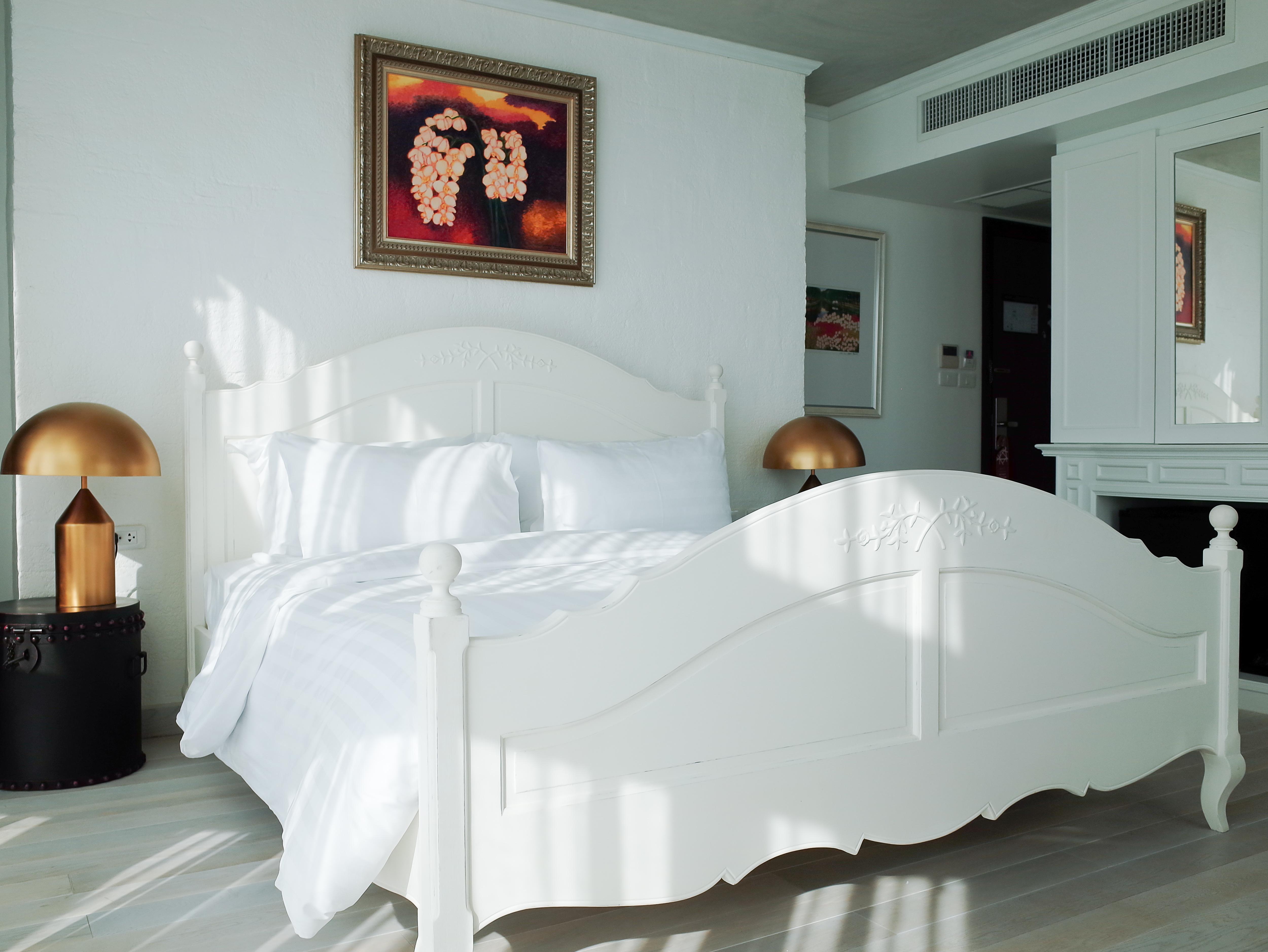 Art Mai Gallery Nimman Hotel شيانغ ماي المظهر الخارجي الصورة A bed with a bed skirt
