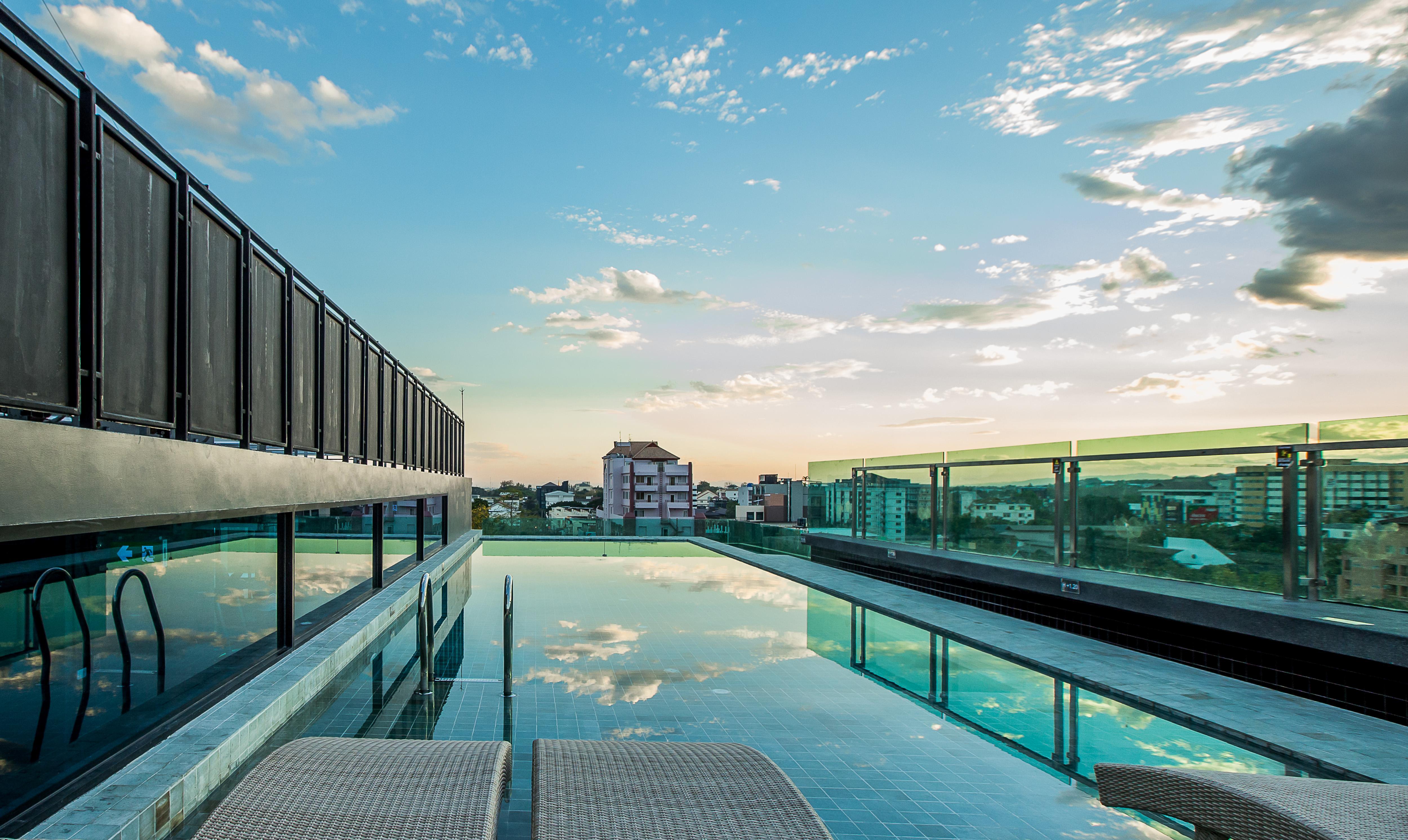Art Mai Gallery Nimman Hotel شيانغ ماي المظهر الخارجي الصورة The rooftop pool at the hotel