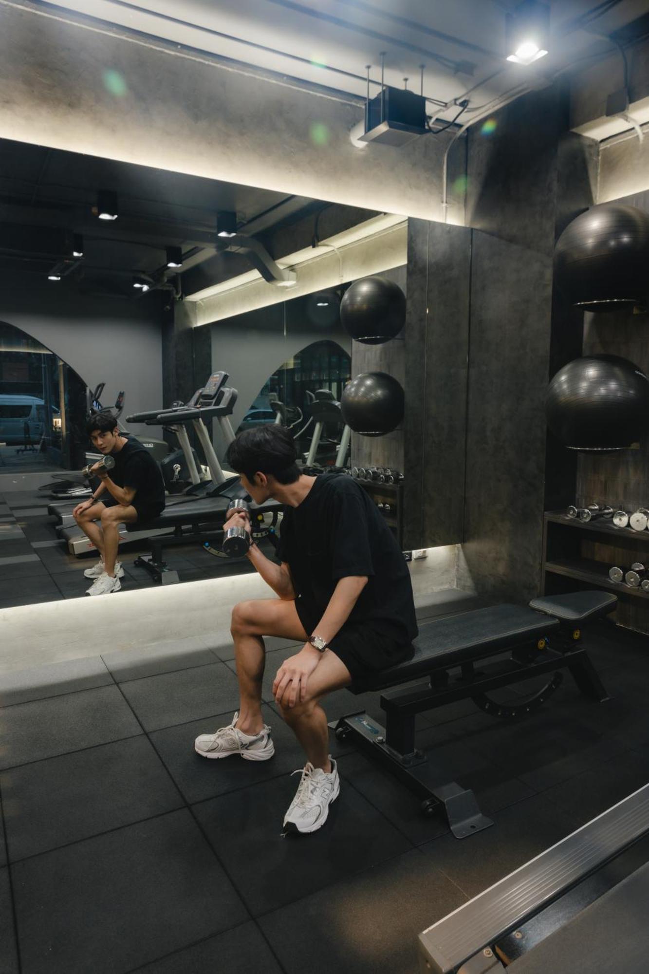 Art Mai Gallery Nimman Hotel شيانغ ماي المظهر الخارجي الصورة A man in a gym