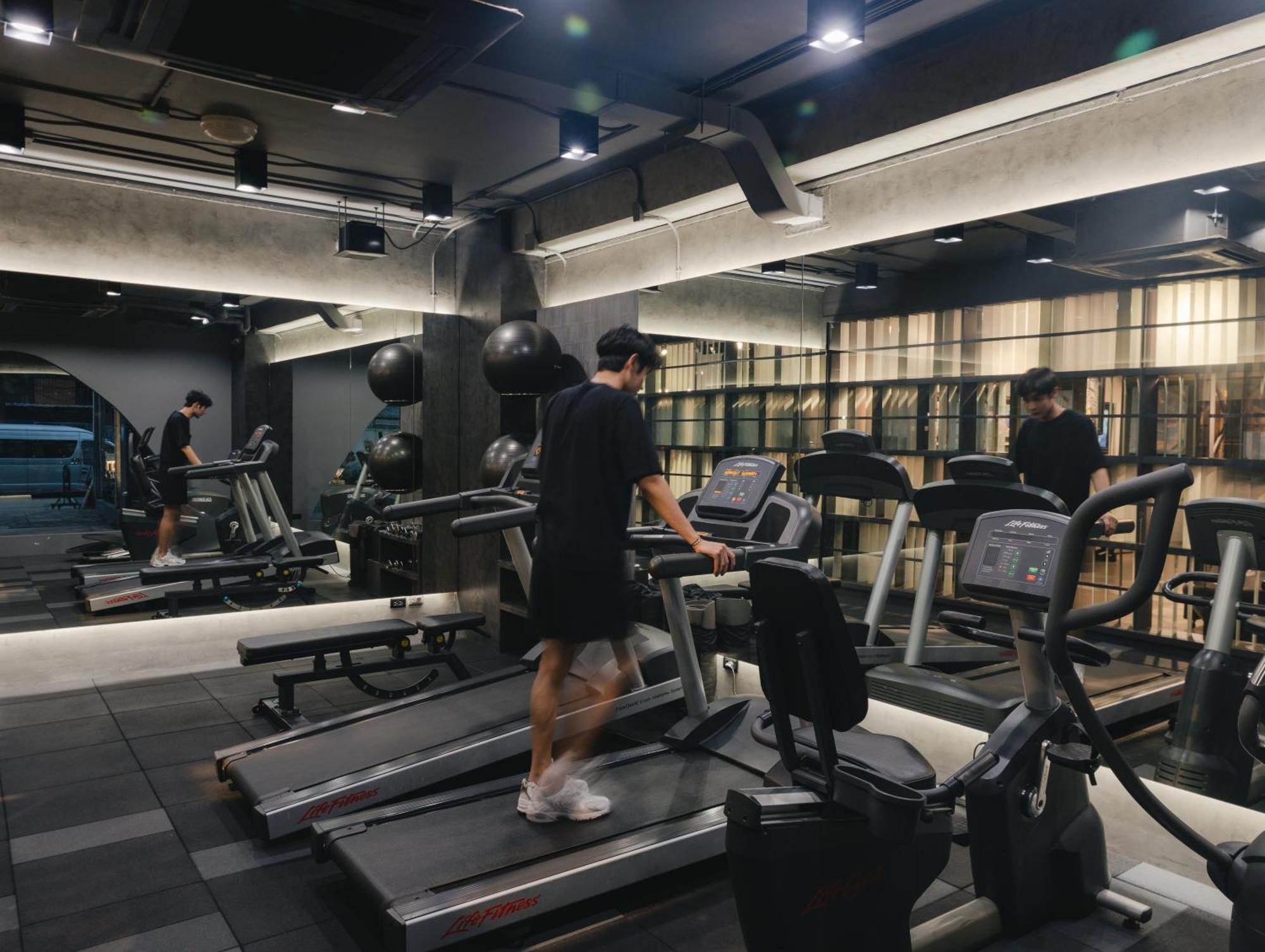 Art Mai Gallery Nimman Hotel شيانغ ماي المظهر الخارجي الصورة A treadmill in a gym