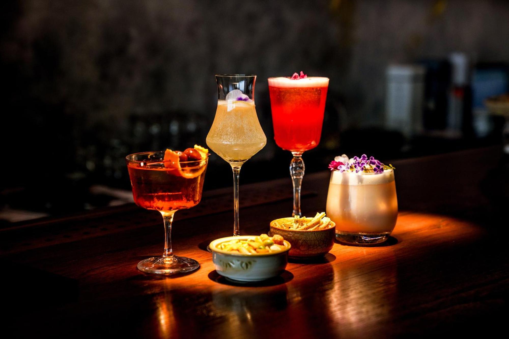 Art Mai Gallery Nimman Hotel شيانغ ماي المظهر الخارجي الصورة Cocktails at the bar